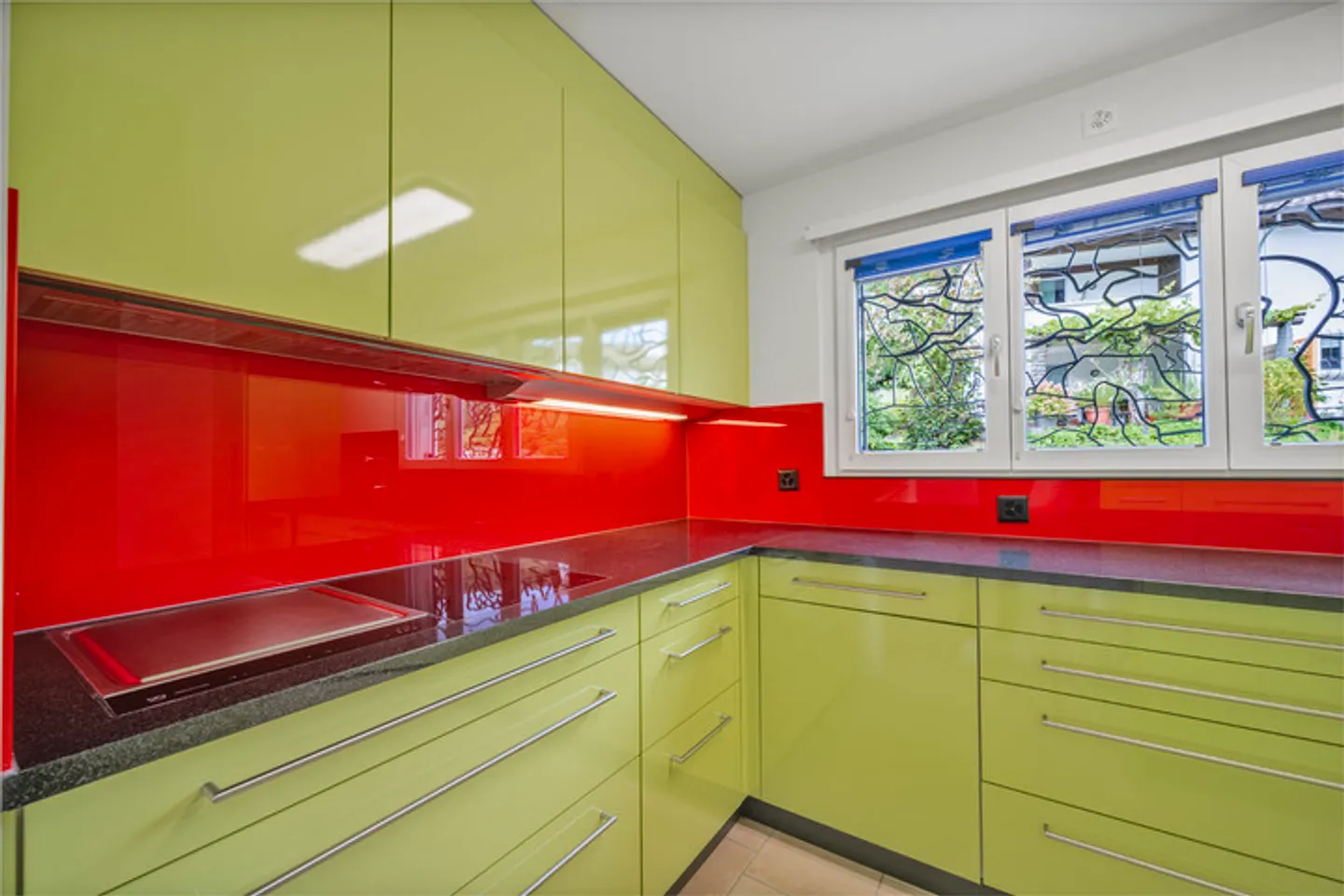 ATTRACTIVE SEMI-DETACHED HOUSE IN FAMILY-FRIENDLY LOCATION - Photo 3 of 8
