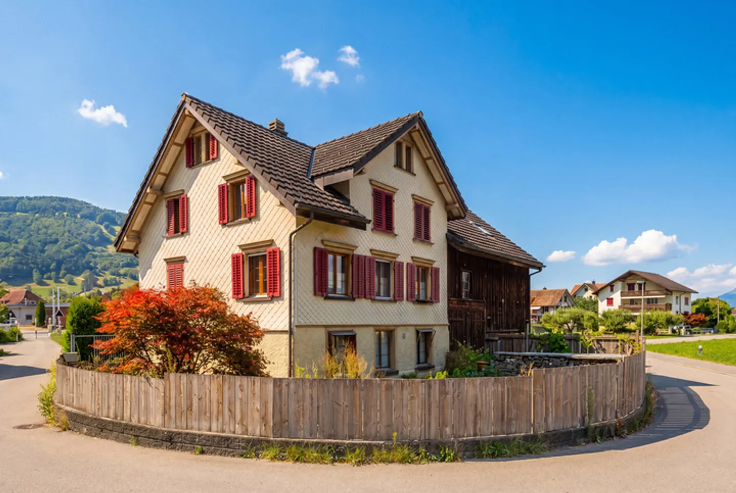 DETACHED SINGLE-FAMILY HOUSE WITH LARGE GARDEN IN RÜTHI - Photo 1 of 8
