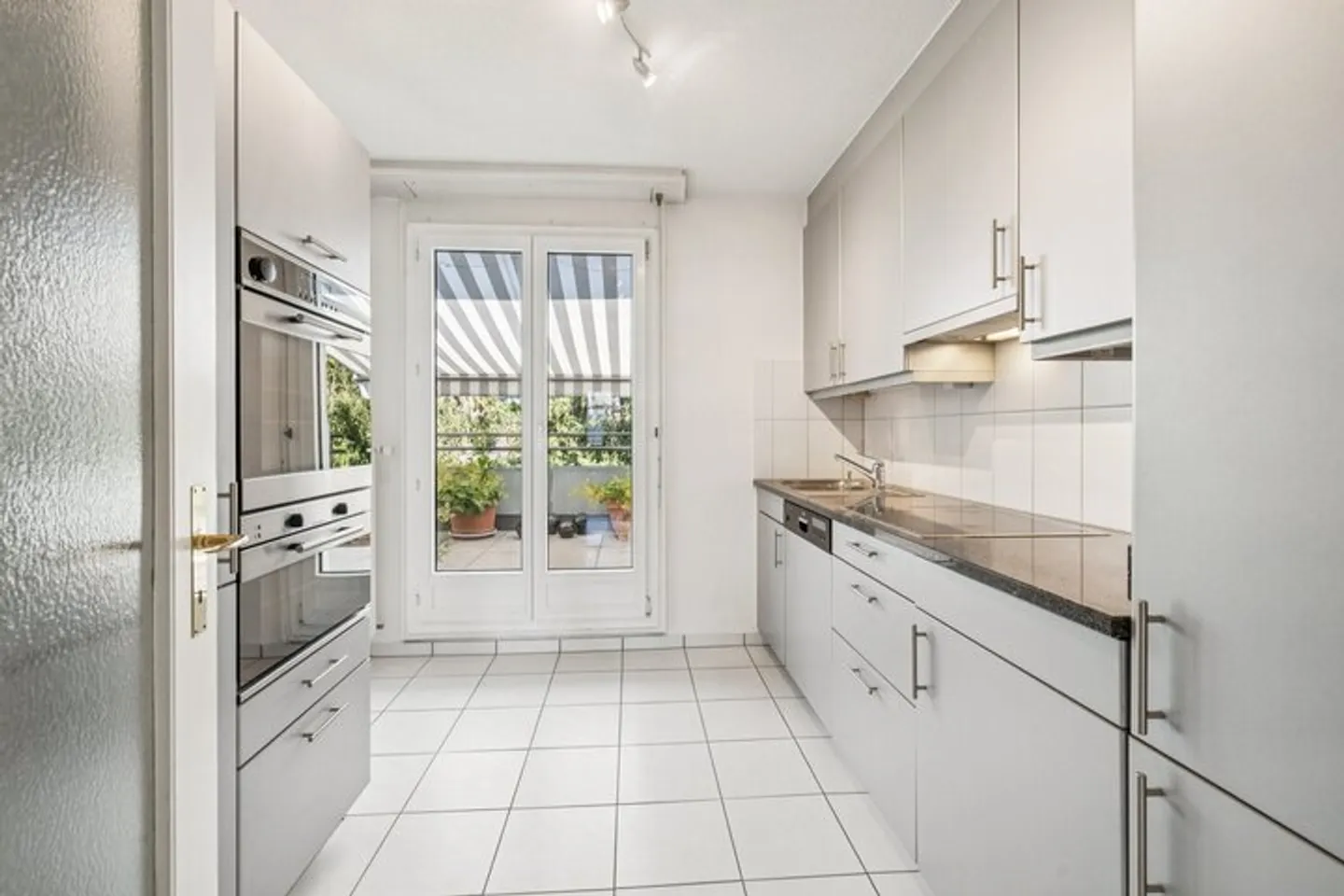 LIVING ABOVE THE ROOFS - PENTHOUSE APARTMENT WITH 118 M² TERRACE - Photo 3 of 8