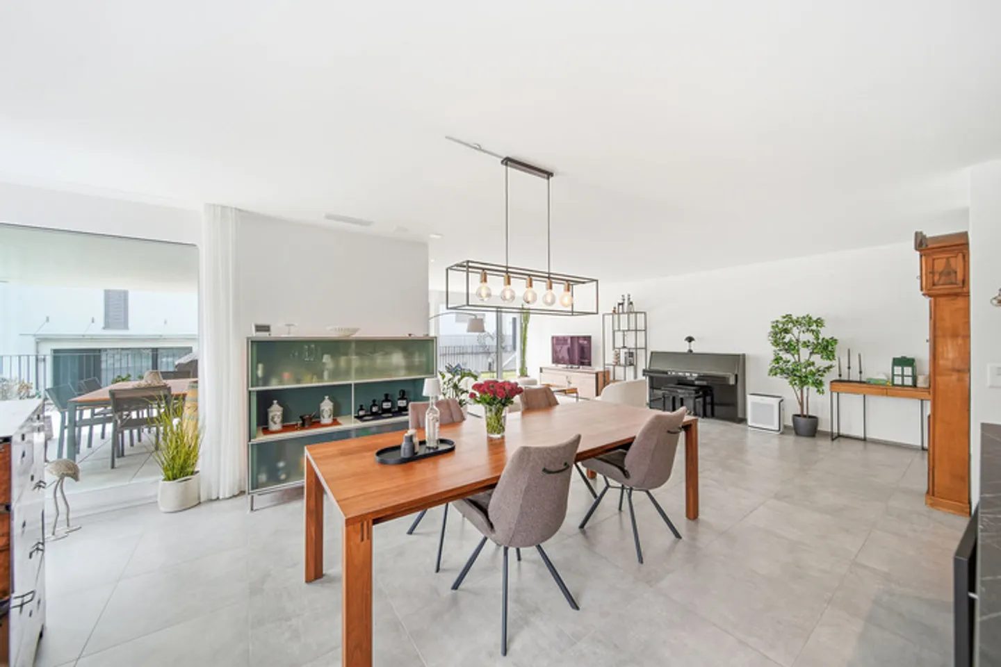 FREISTEHENDES 6.5 ZIMMER EINFAMILIENHAUS MIT SWIMMINGPOOL - Foto 3 di 8