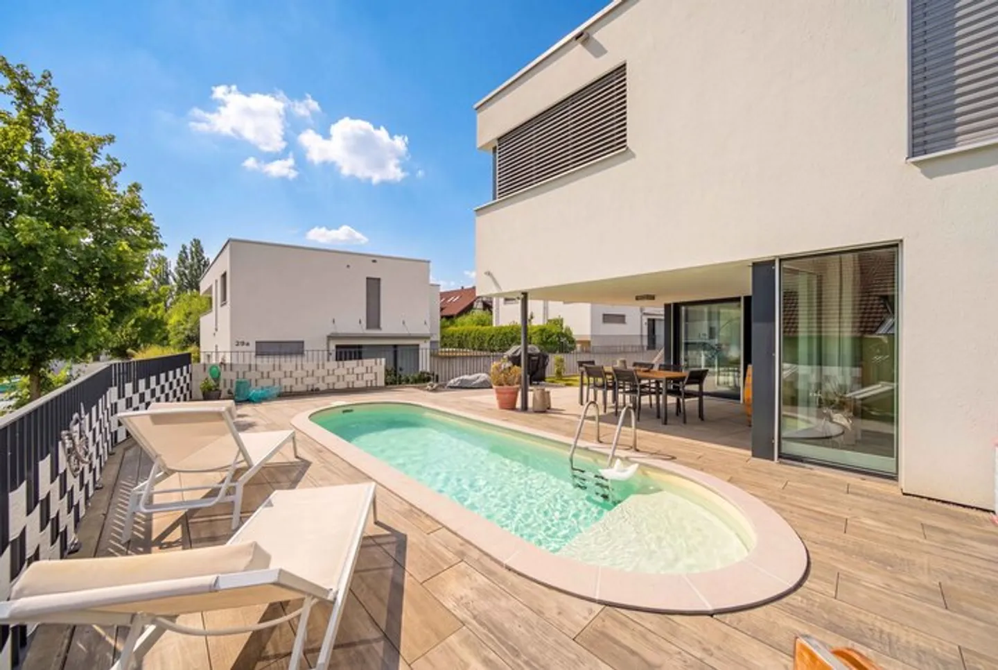 FREISTEHENDES 6.5 ZIMMER EINFAMILIENHAUS MIT SWIMMINGPOOL - Foto 1 di 8