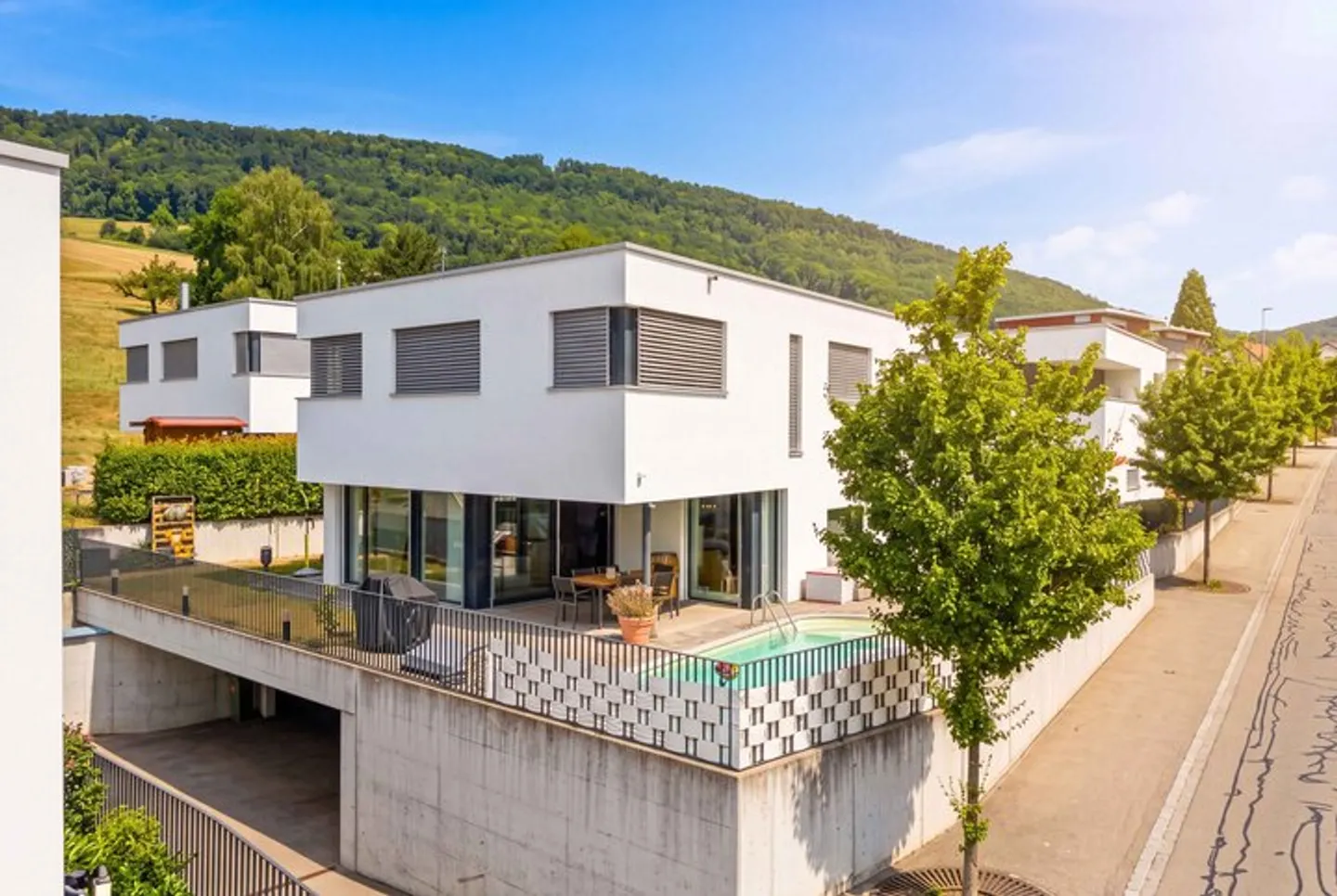 FREISTEHENDES 6.5 ZIMMER EINFAMILIENHAUS MIT SWIMMINGPOOL - Foto 7 di 8