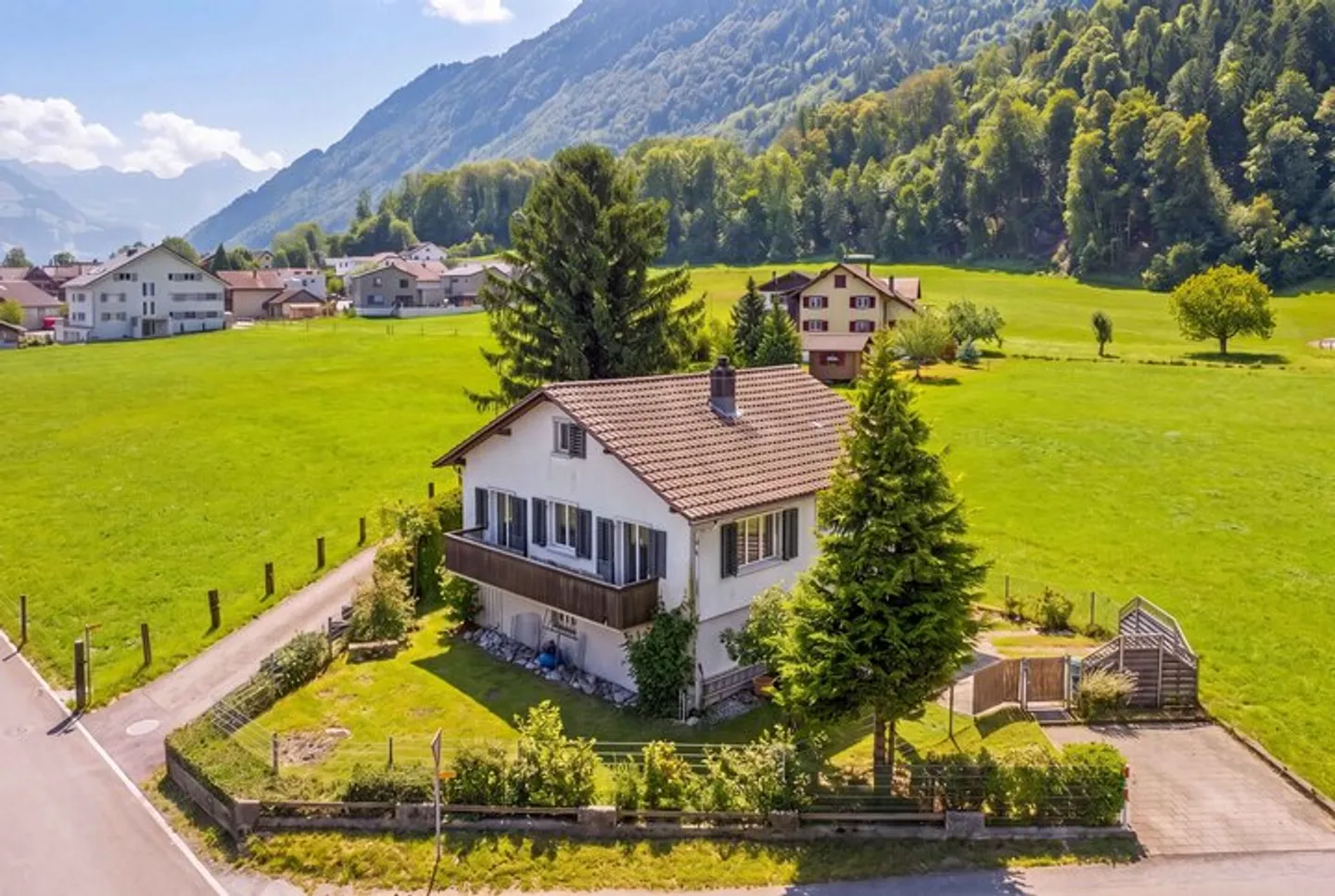 FREISTEHENDES EINFAMILIENHAUS IM IDYLLISCHEN GLARNERLAND - Foto 1 di 8