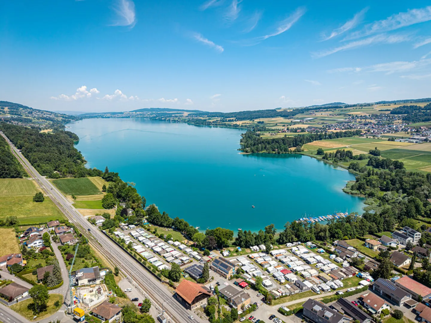 HALLWILERSEE IM BLICK – EXKLUSIVES EINFAMILIENHAUS MIT WEITSICHT UND ERWEITERUNGSPOTENZIAL - Foto 8 von 9