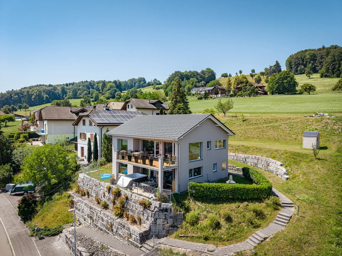 HALLWILERSEE IM BLICK – EXKLUSIVES EINFAMILIENHAUS MIT WEITSICHT UND ERWEITERUNGSPOTENZIAL - Foto 1 von 9