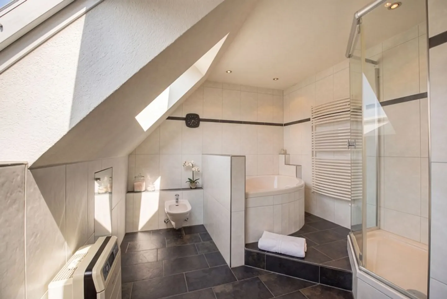 GROSSZÜGIGES REIHENMITTELHAUS IN DER NÄHE DES PFÄFFIKERSEES - Foto 6 von 8