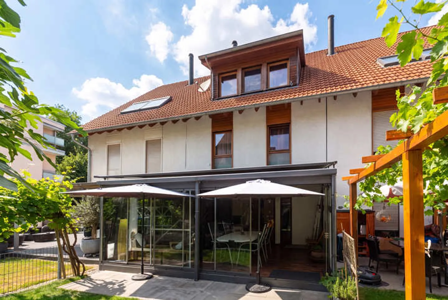GROSSZÜGIGES REIHENMITTELHAUS IN DER NÄHE DES PFÄFFIKERSEES - Foto 1 von 8