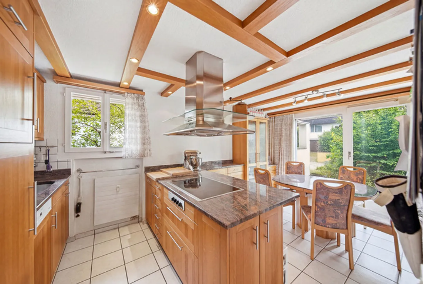 DETACHED 5.5 ROOM SINGLE-FAMILY HOUSE WITH A LOT OF SURROUNDINGS - Photo 3 of 8