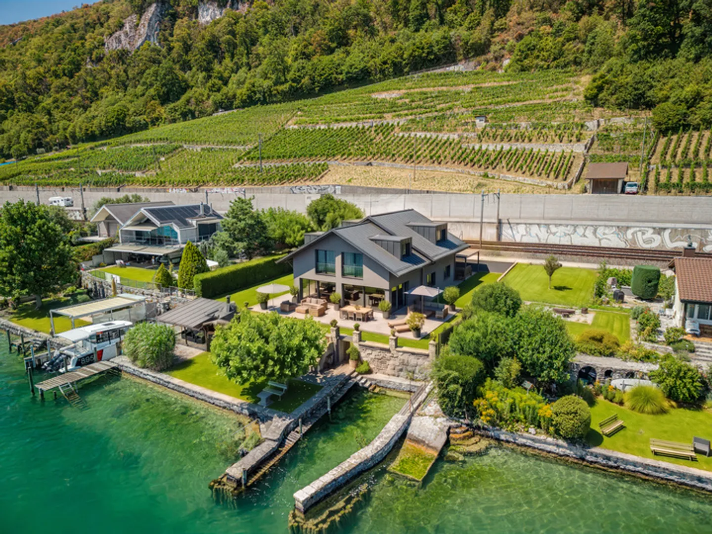 Einzigartiges Grundstück mit Seezugang - Foto 1 von 8