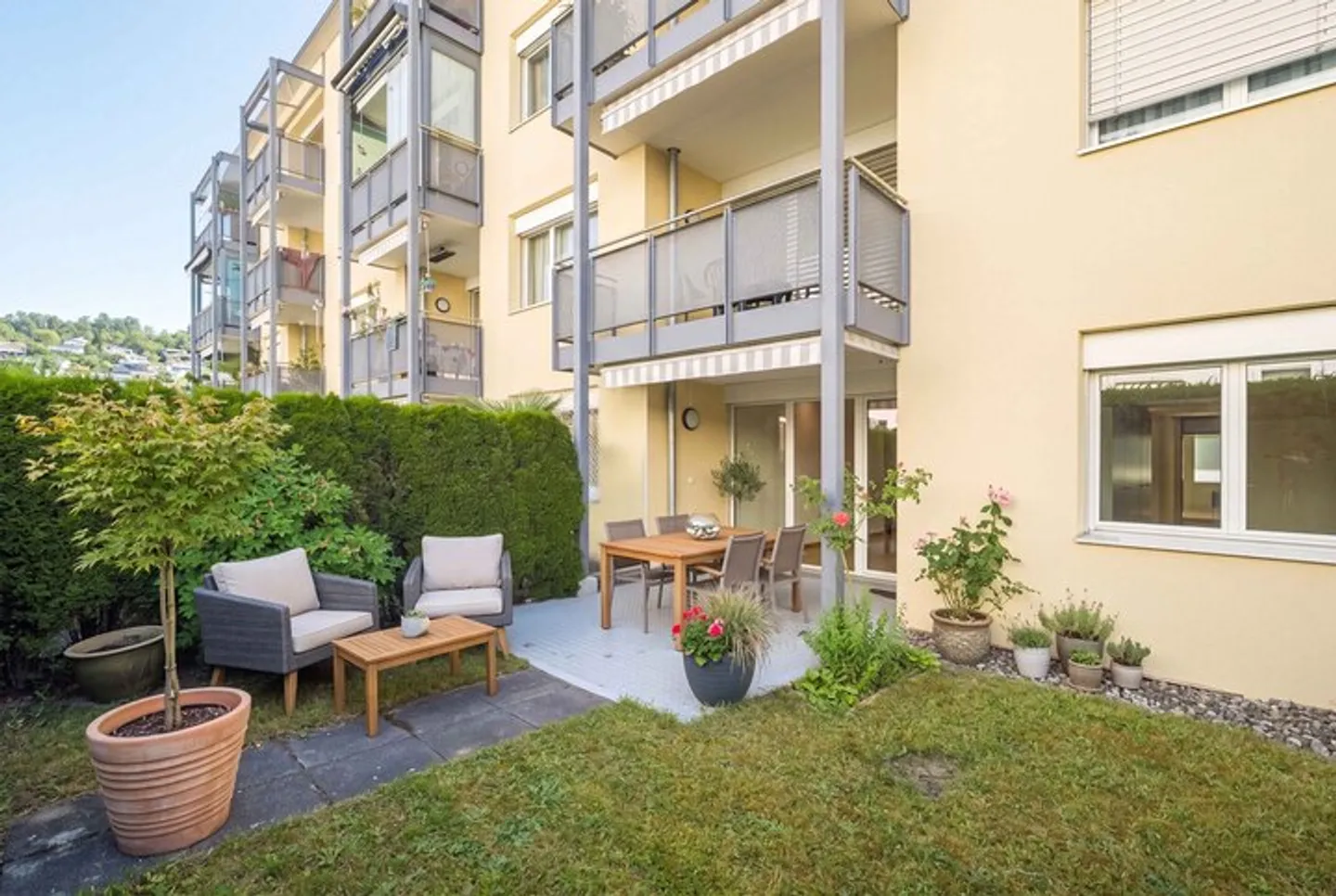 IDYLLIC GARDEN APARTMENT IN THE VILLAGE CENTER OF ADLIGENSWIL - Photo 7 of 8