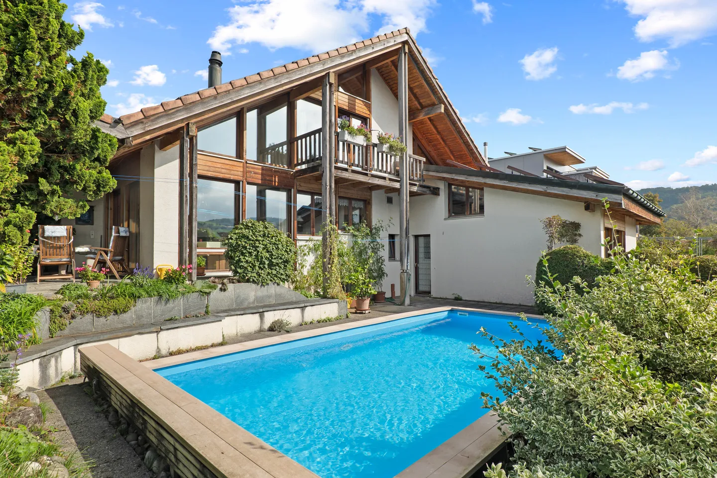 A DREAM COMES TRUE: SINGLE-FAMILY HOUSE WITH SWIMMING POOL AND GARDEN - Photo 1 of 5