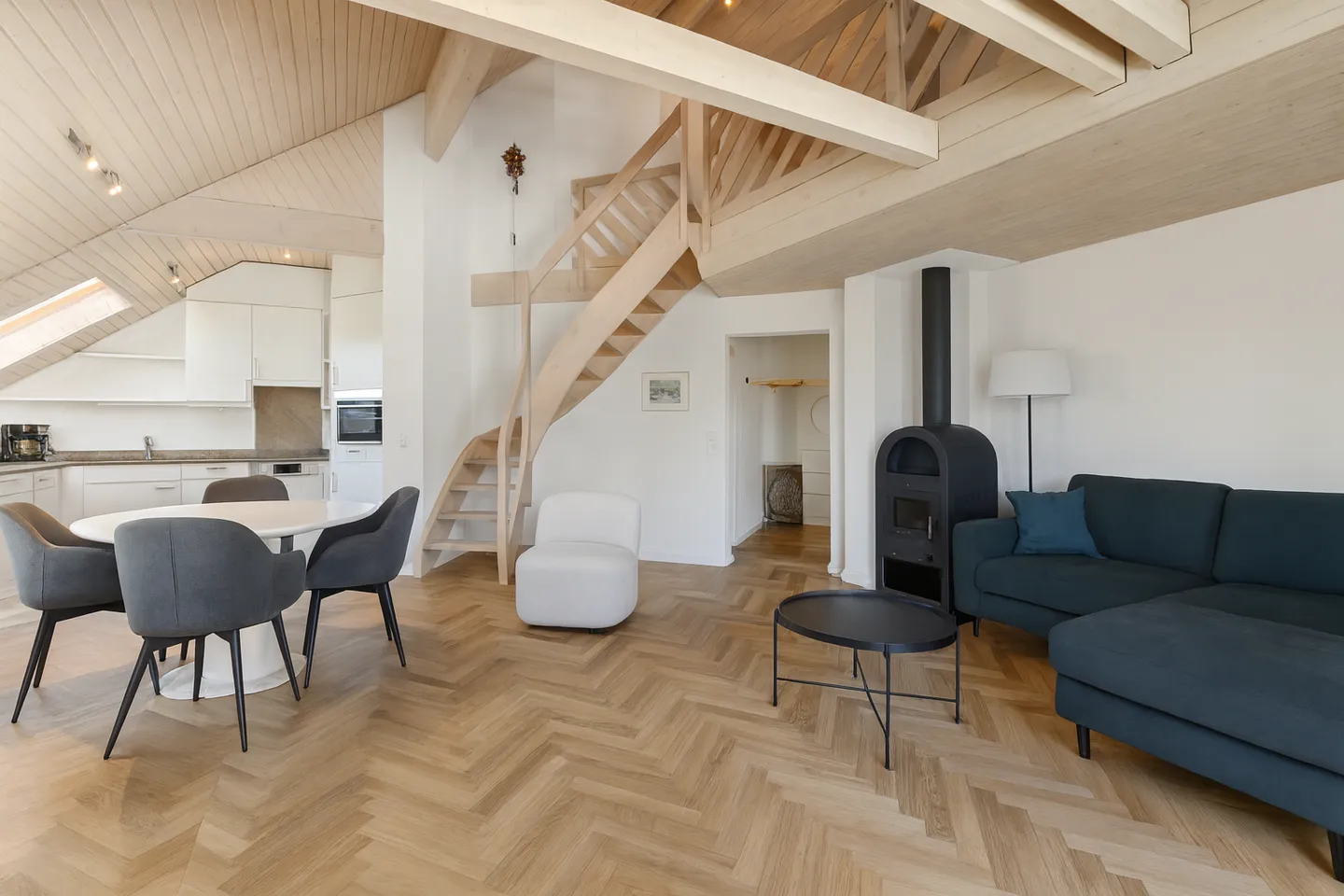 Charmante Appartement sous les toits dans un endroit calme - Photo 2 sur 5