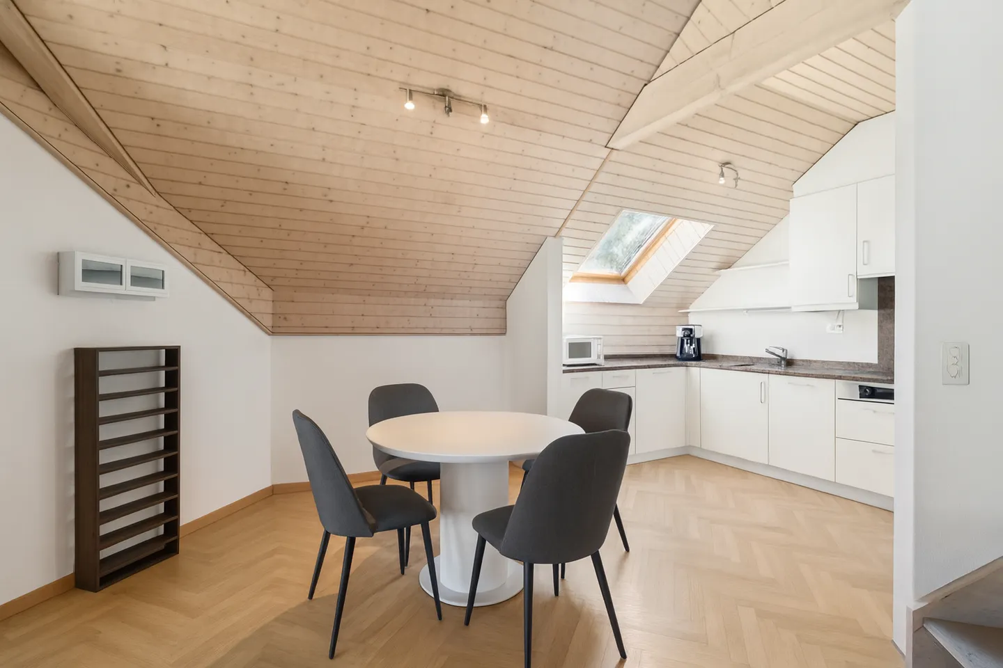 Charmante Appartement sous les toits dans un endroit calme - Photo 3 sur 5