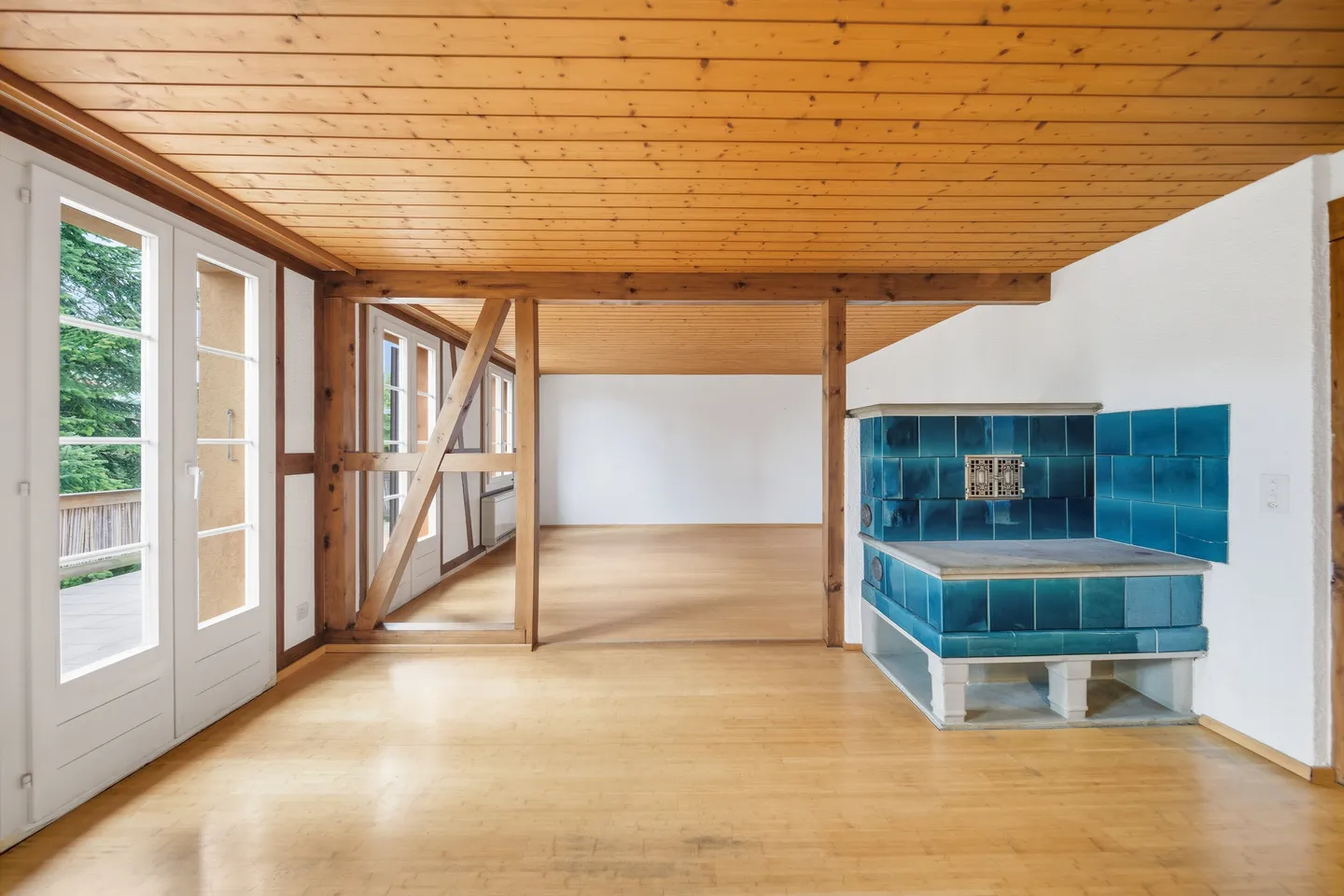 DETACHED SINGLE-FAMILY HOUSE WITH LARGE GARDEN AND LAKE VIEW - Photo 2 of 5