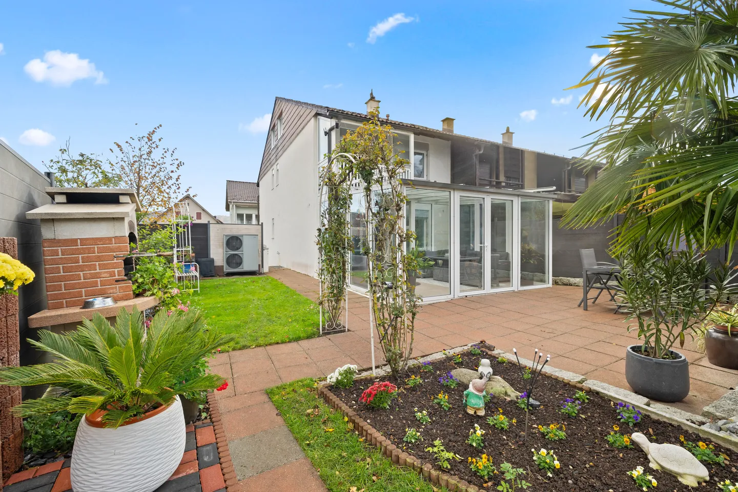 MAISON D'ANGLE BIEN ENTREPRISE AVEC BEAUCOUP DE VERT – VOTRE REFUGE DANS UN EMPLACEMENT DE CHOIX - Photo 1 sur 5