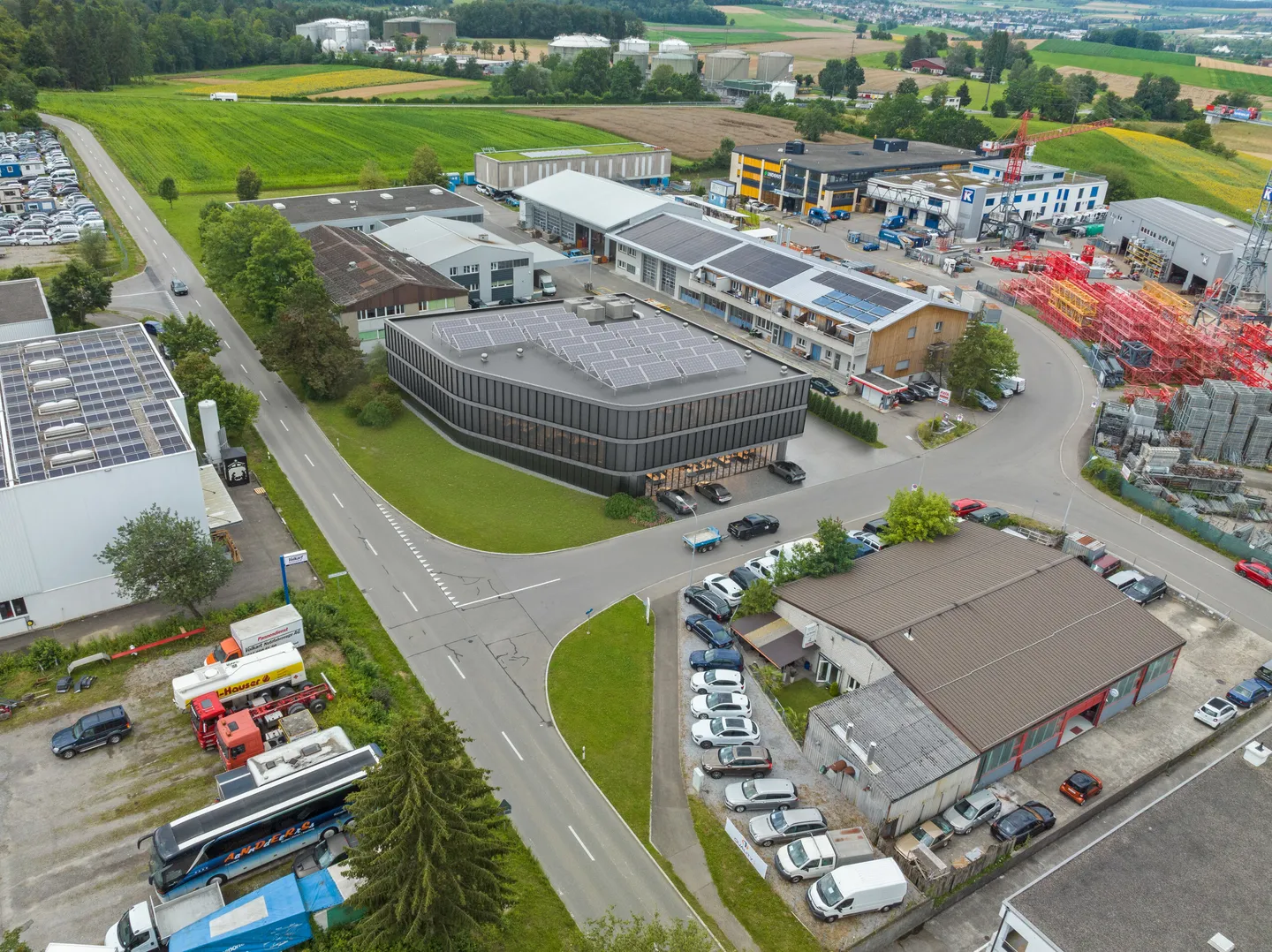 OBERHASLI: TERRENO COMMERCIALE DI 2.010 M² VICINO ALL'AEROPORTO DI KLOTEN - Foto 1 di 5