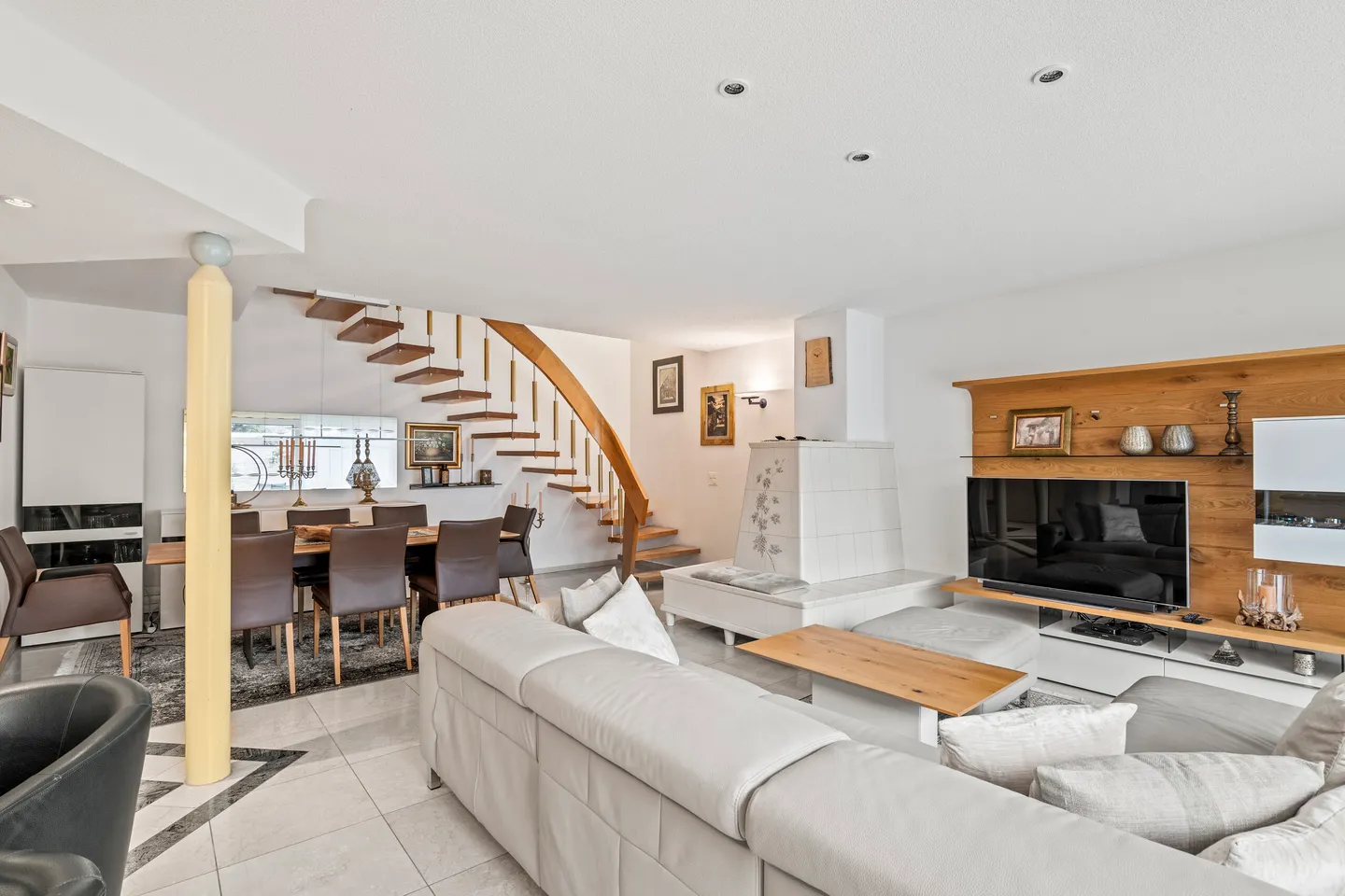 251 M² GARDEN MAISONETTE WITH BUSINESS (OFFICE/WORKSHOP/HOBBY) - Photo 3 of 5