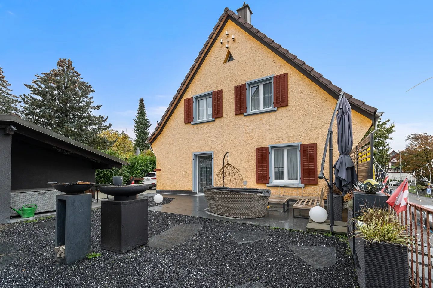 ATTRAKTIVES EINFAMILIENHAUS MIT GROSSEM GEWERBETEIL - Foto 1 von 5