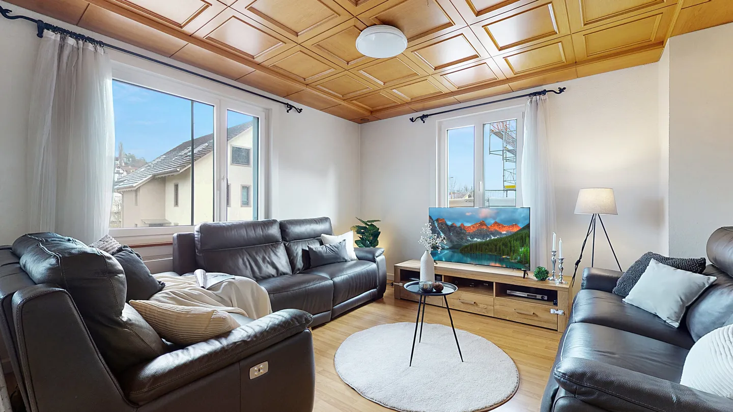 ATTRACTIVE SINGLE-FAMILY HOUSE WITH LARGE COMMERCIAL SPACE - Photo 2 of 5