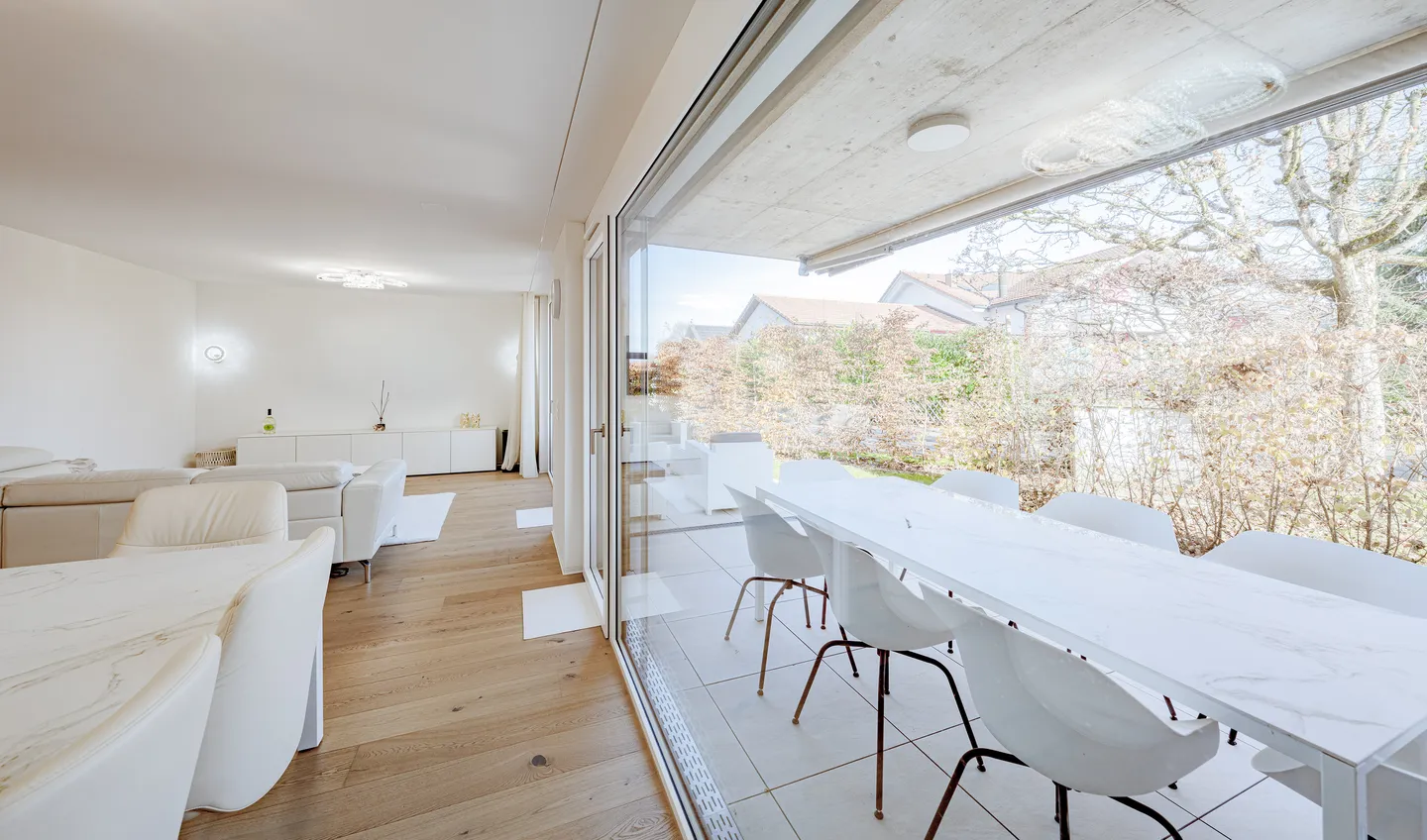 SCHLAUE UND NEUWERTIGE GARTENWOHNUNG - Foto 1 von 5