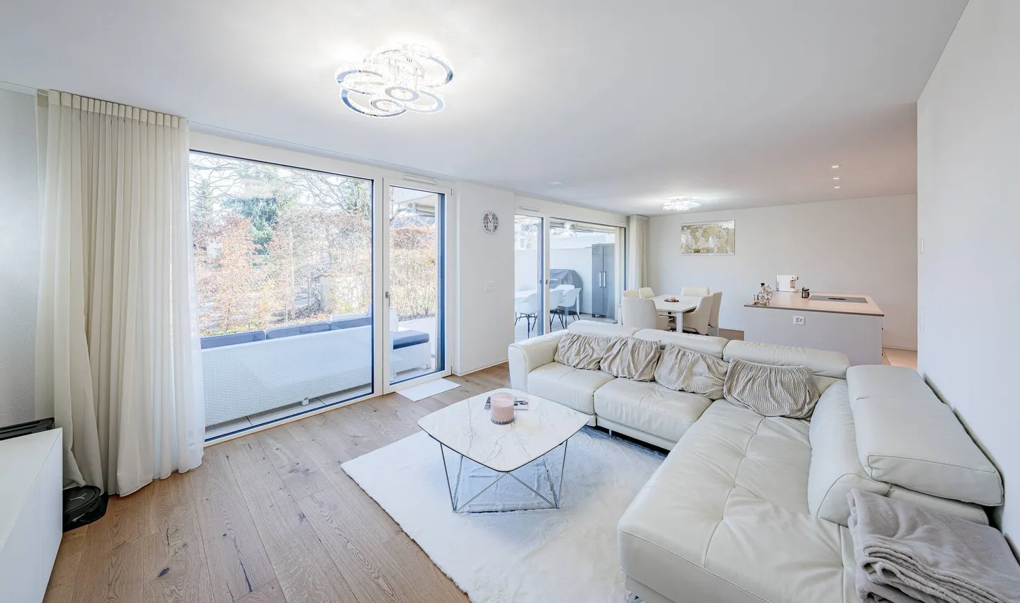 SCHLAUE UND NEUWERTIGE GARTENWOHNUNG - Foto 2 von 5