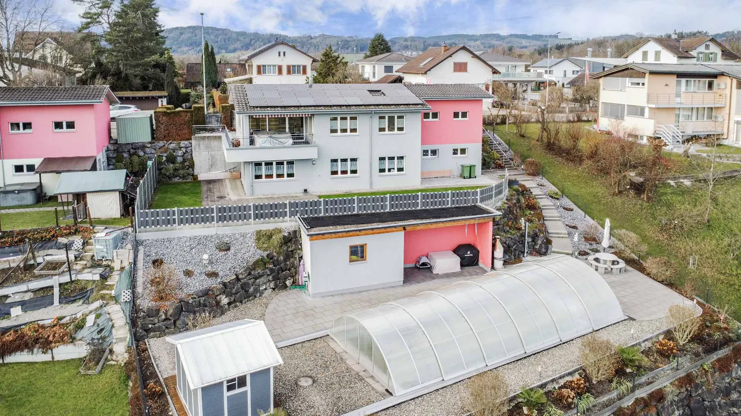 MAISON FAMILIALE IDÉALE AVEC JARDIN, PISCINE ET BEAUCOUP D'ESPACE - Photo 1 sur 5