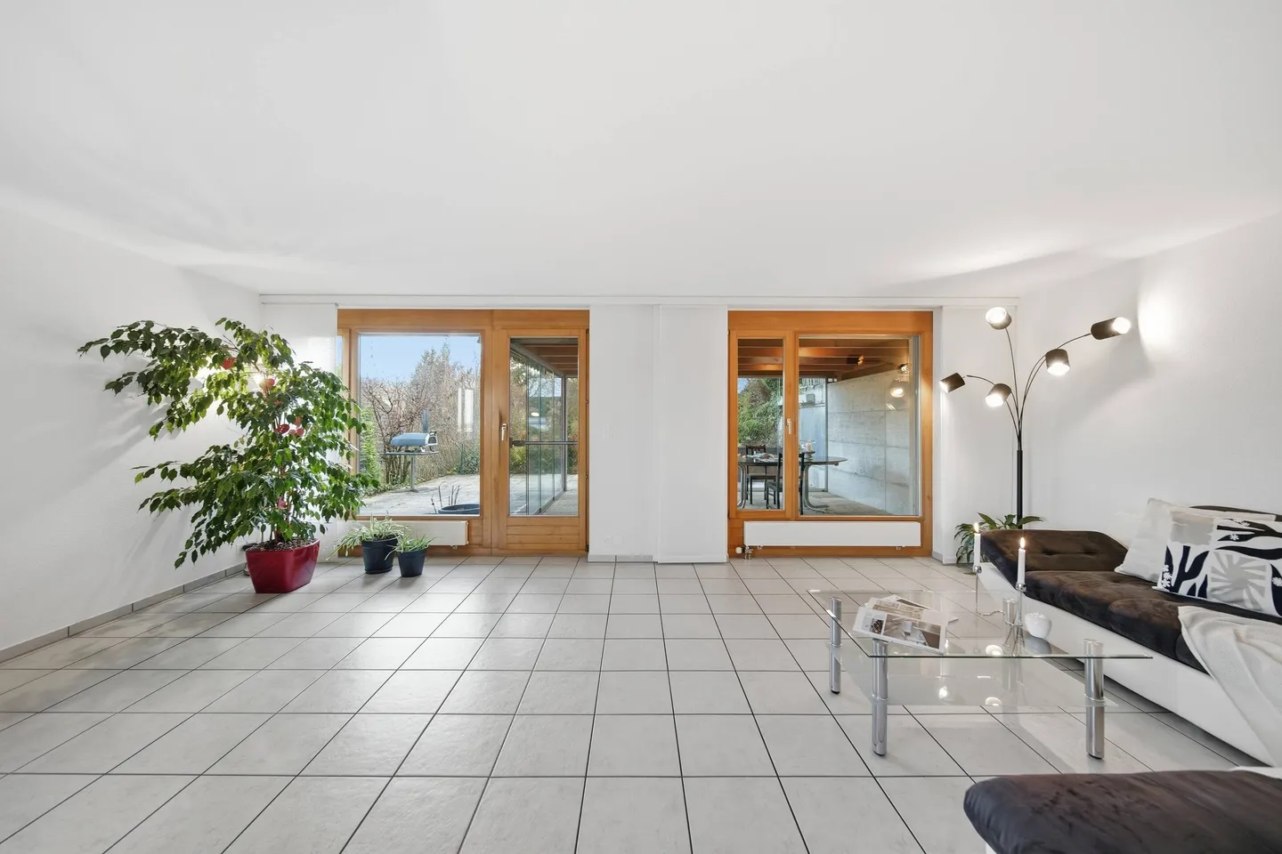 Maison familiale jumelée bien entretenue dans un emplacement privilégié en pente - Photo 3 sur 5