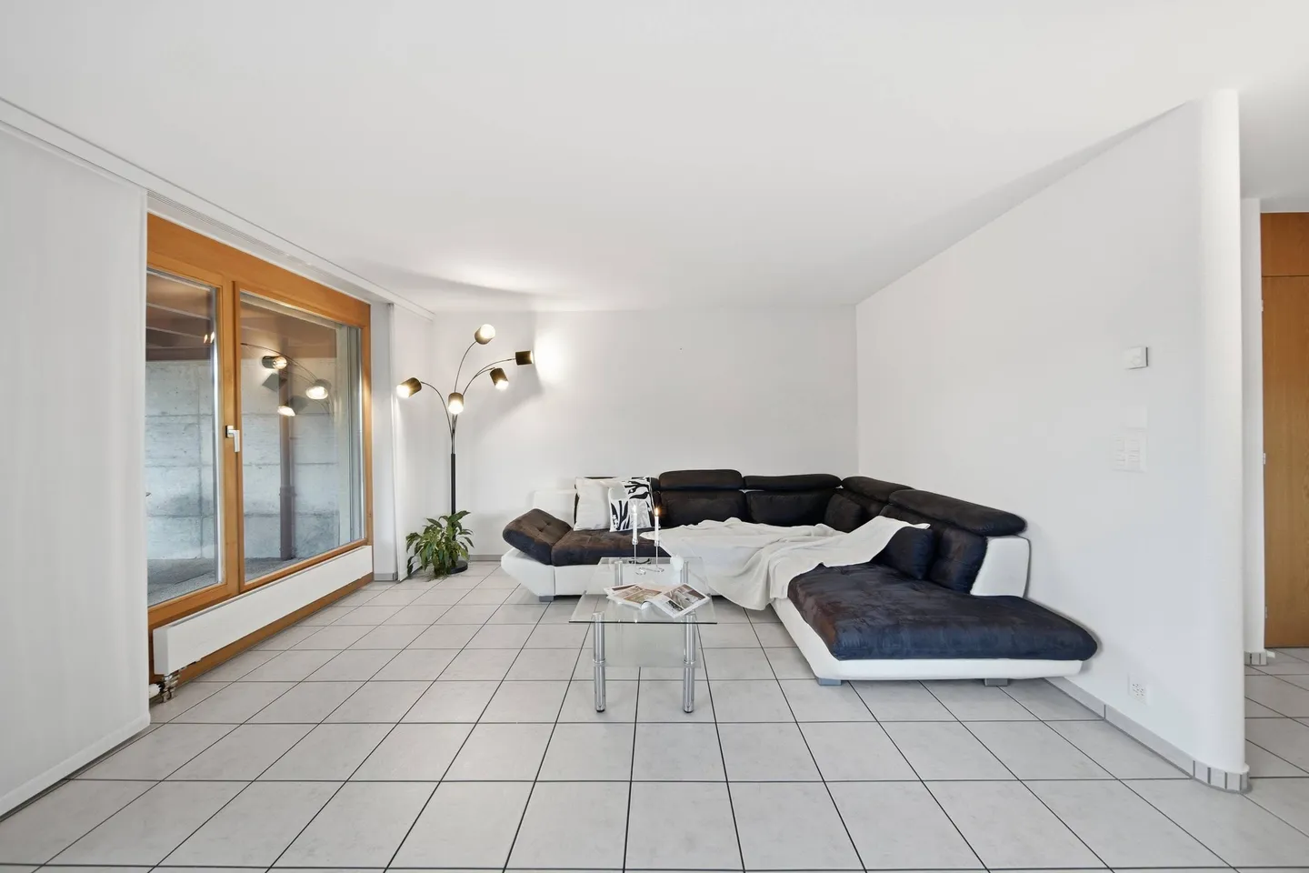 Maison familiale jumelée bien entretenue dans un emplacement privilégié en pente - Photo 2 sur 5