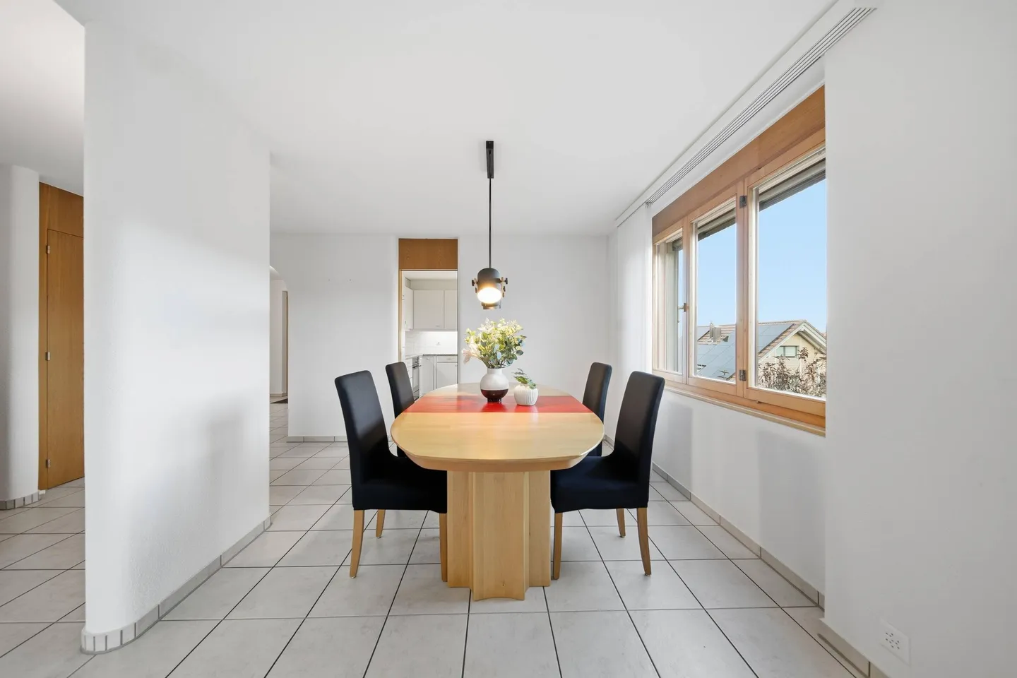 Maison familiale jumelée bien entretenue dans un emplacement privilégié en pente - Photo 5 sur 5