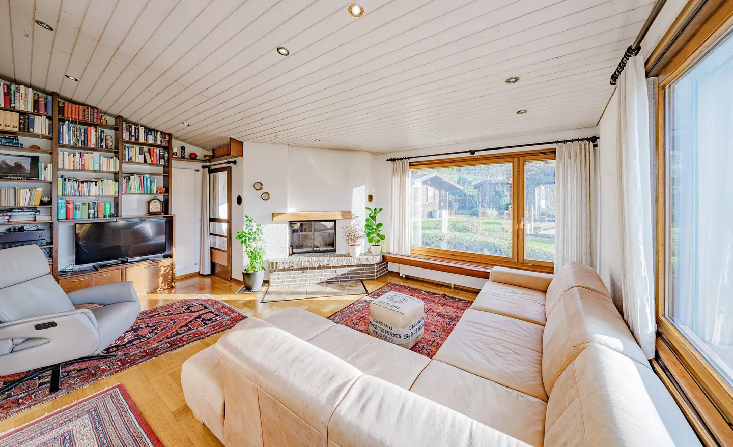 Single Family Home with a View and Potential - Photo 2 of 5