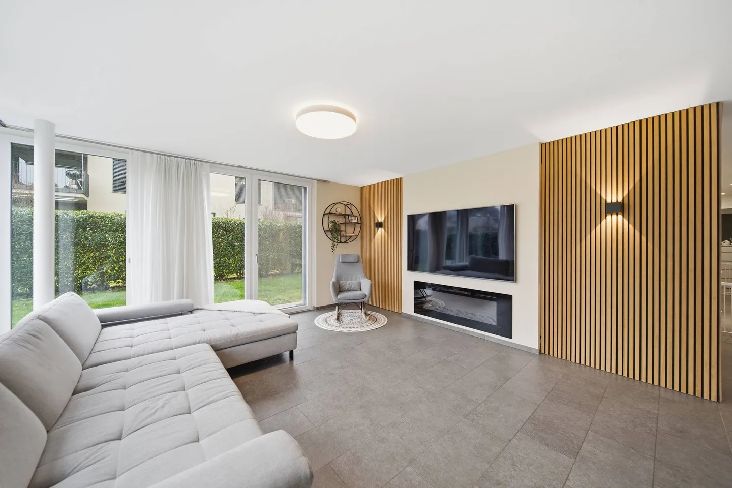 MODERN GARDEN APARTMENT IN THE GREEN - Photo 3 of 5