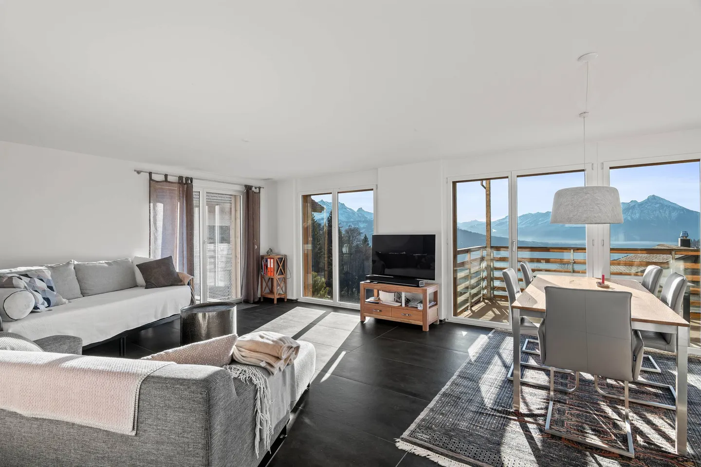 AU SOMMET DE L'OBERLAND : APPARTEMENT PANORAMIQUE MODERNE À BEATENBERG - Photo 2 sur 5