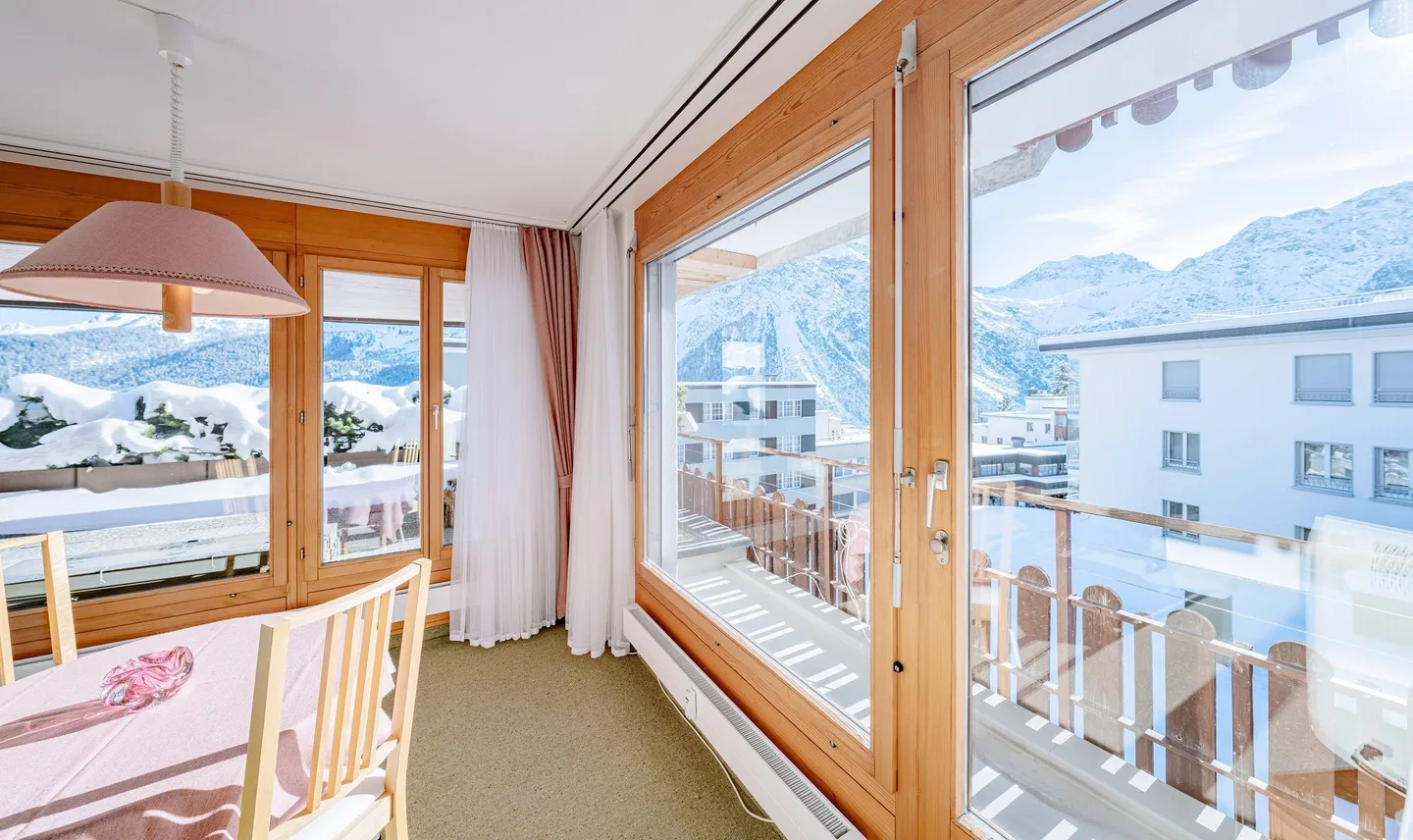 FELICITÀ IN VACANZA AD AROSA – APPARTAMENTO DI 3,5 STANZE CON VISTA DA SOGNO - Foto 4 di 5
