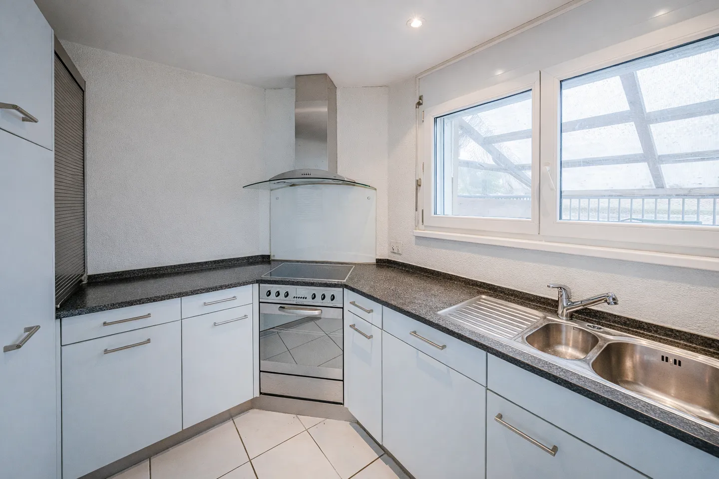 COZY SEMI-DETACHED HOUSE WITH VERSATILE SPACE OFFER - Photo 3 of 5