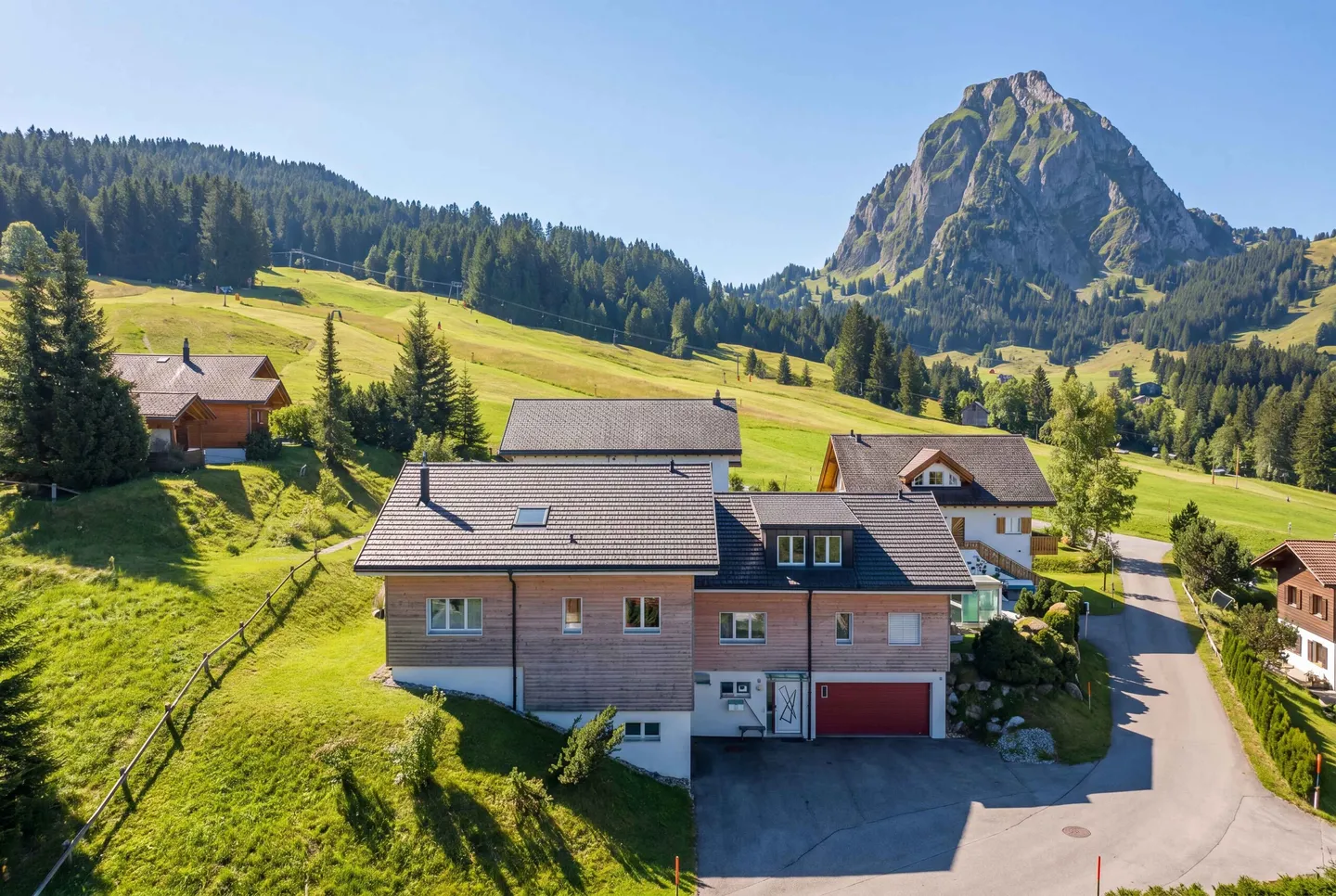 Stylish Living in Alpthal: Sunny 5.5 Room Semi-Detached House - Photo 1 of 5