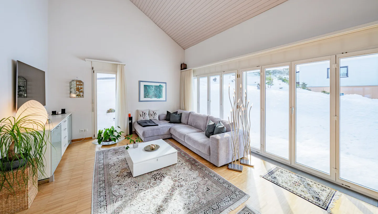 Vie élégante à Alpthal : Maison jumelée ensoleillée de 5,5 pièces - Photo 3 sur 5