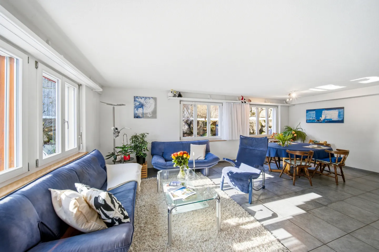 LIVING WITH ALPINE PANORAMA – 4.5 ROOM GARDEN APARTMENT - Photo 4 of 5