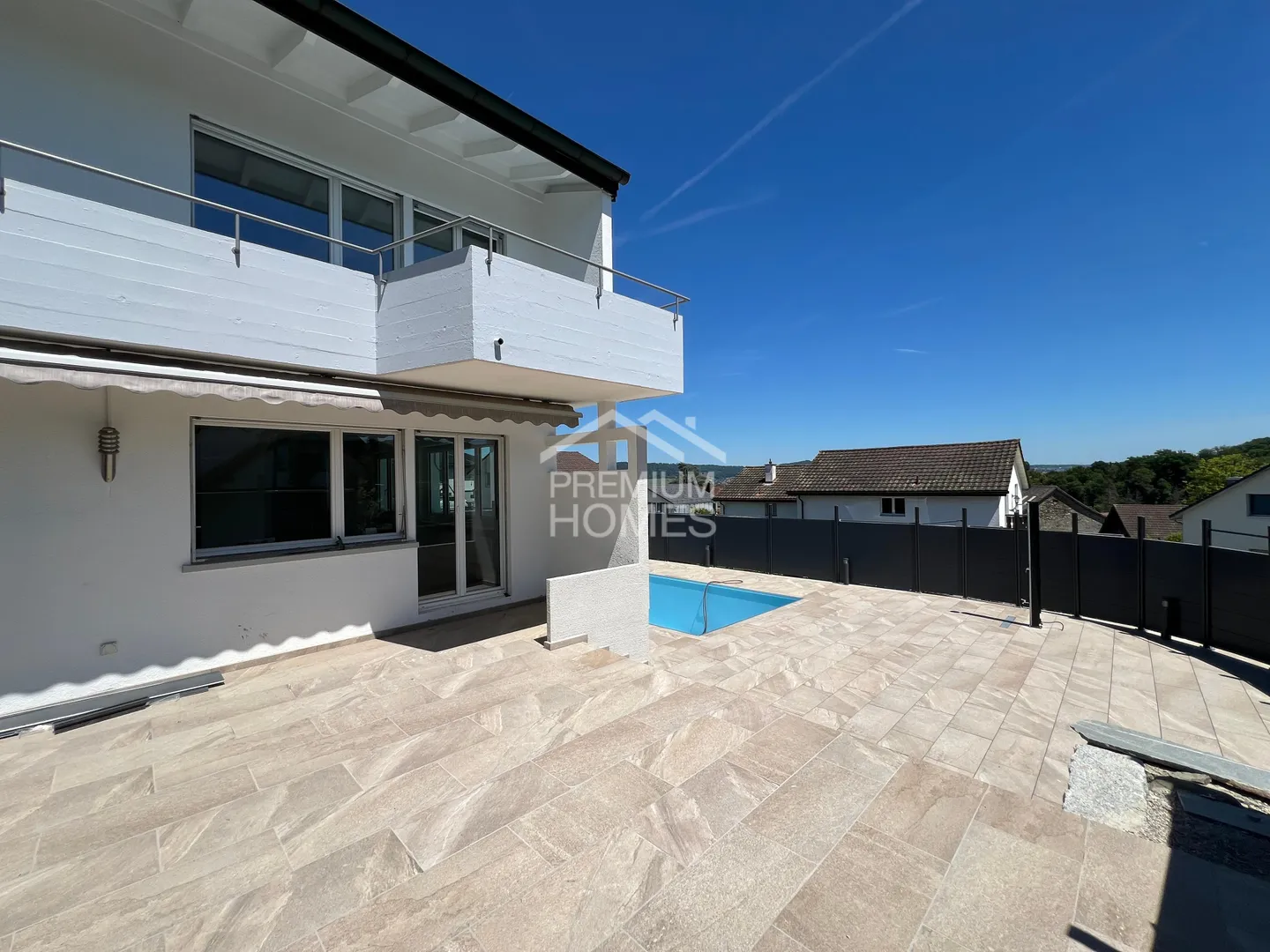 Moderner Doppelhaushälfte mit Pool - Foto 6 von 13