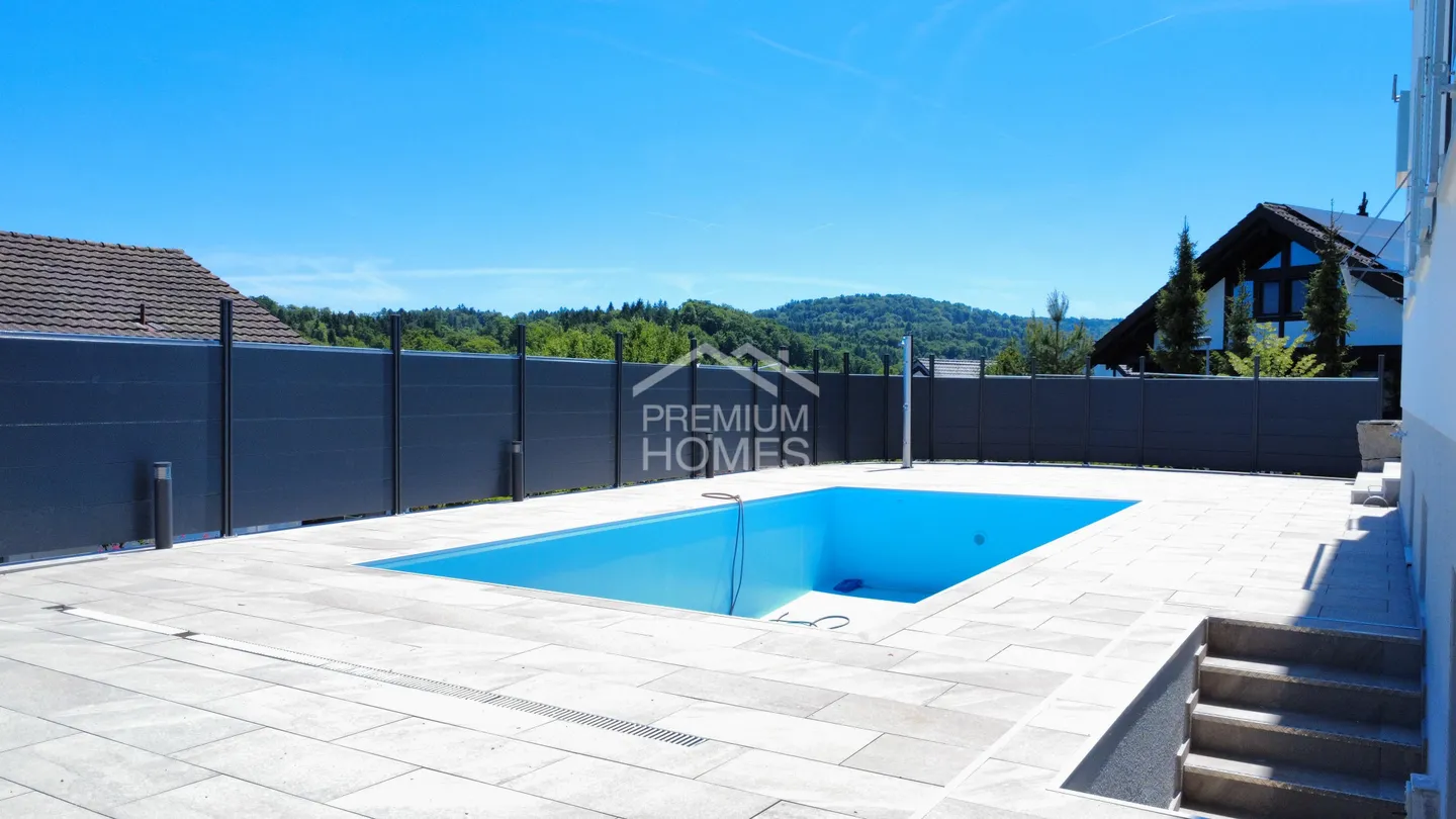 Moderner Doppelhaushälfte mit Pool - Foto 3 von 13