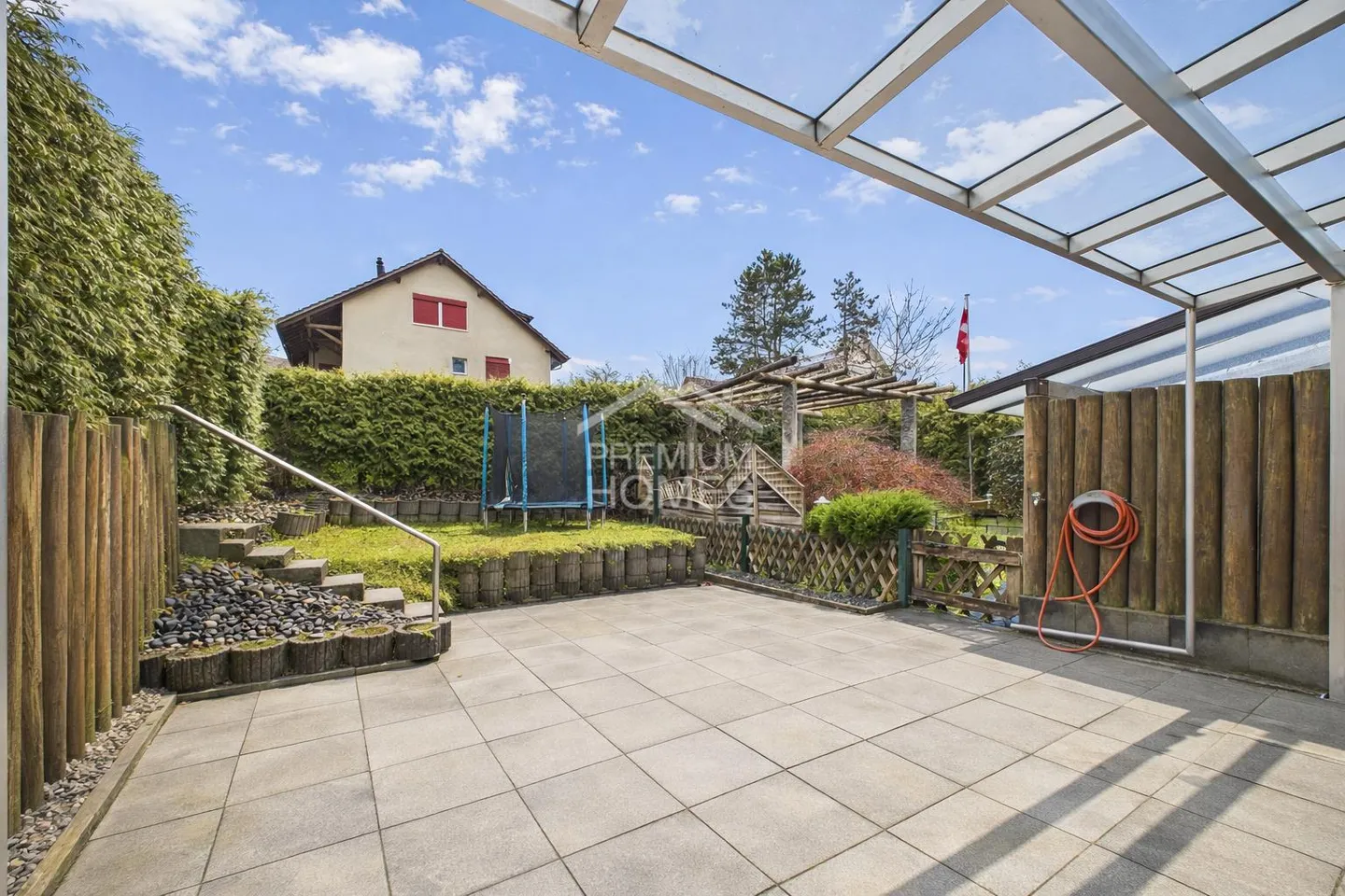 Charmantes Familienhaus mit Garten - Foto 2 von 8