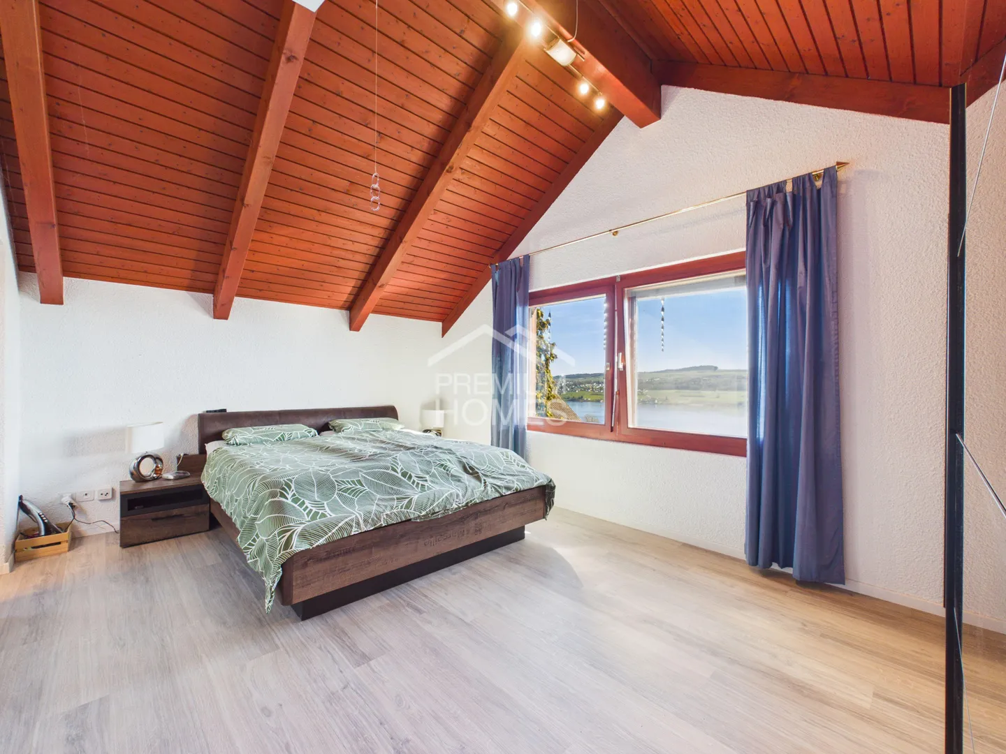 Lake view, tranquility and plenty of space - Photo 10 of 12