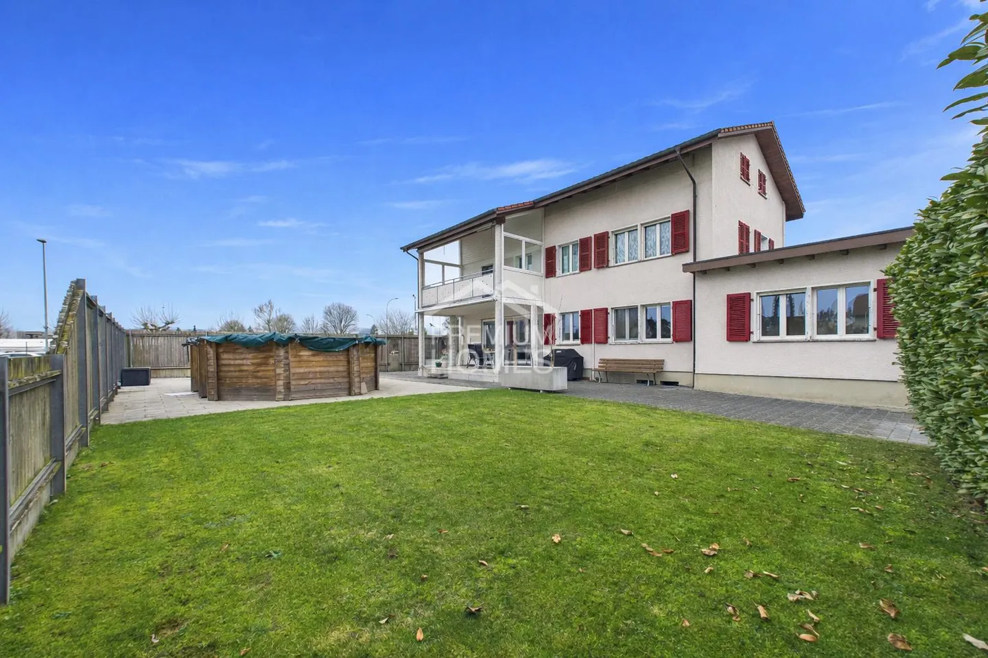 Solid multi-family house with attractive rental potential - Photo 2 of 10