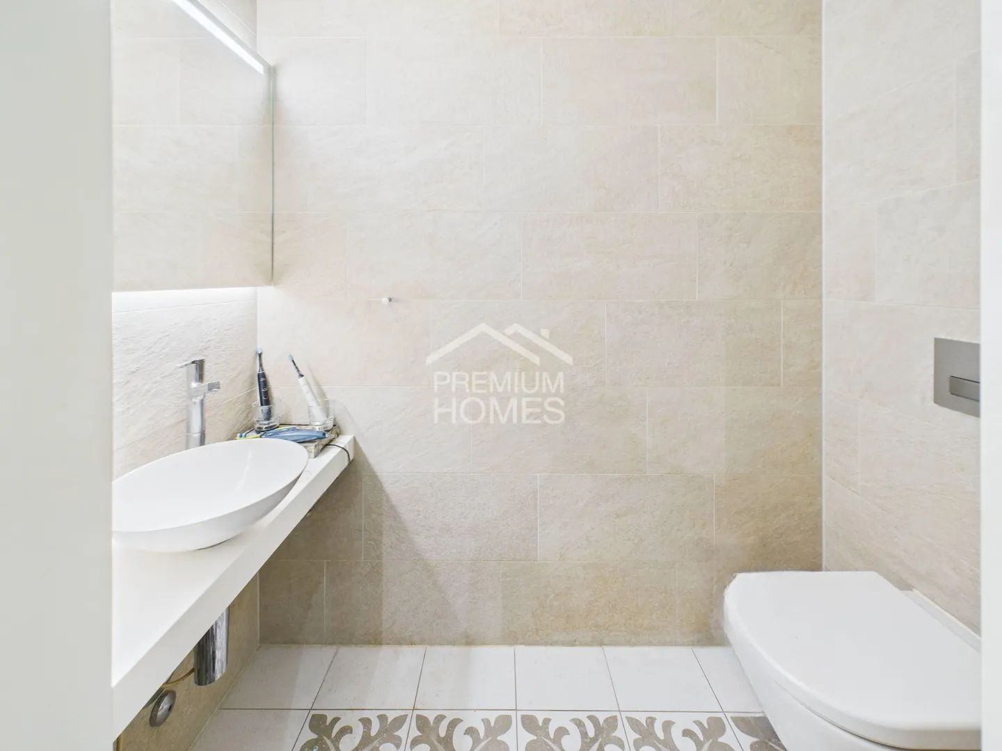 Time for a new perspective - The Metropolitans Tower! - Photo 10 of 12