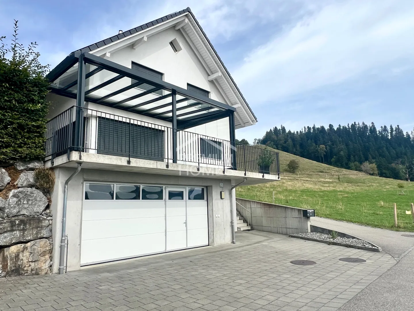Detached, modern and with breathtaking views - Photo 2 of 7