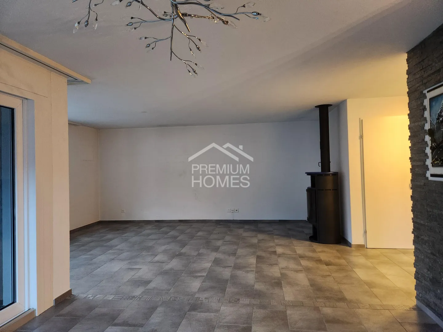 Moderne Familienhaus mit Pool - Foto 3 von 9