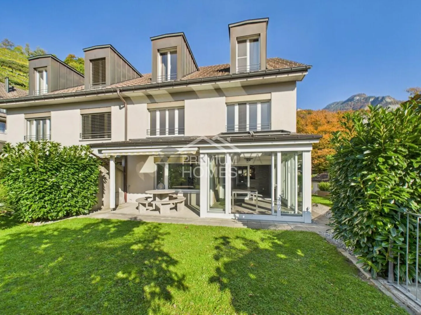 Moderne Familienhaus mit Pool - Foto 1 von 9