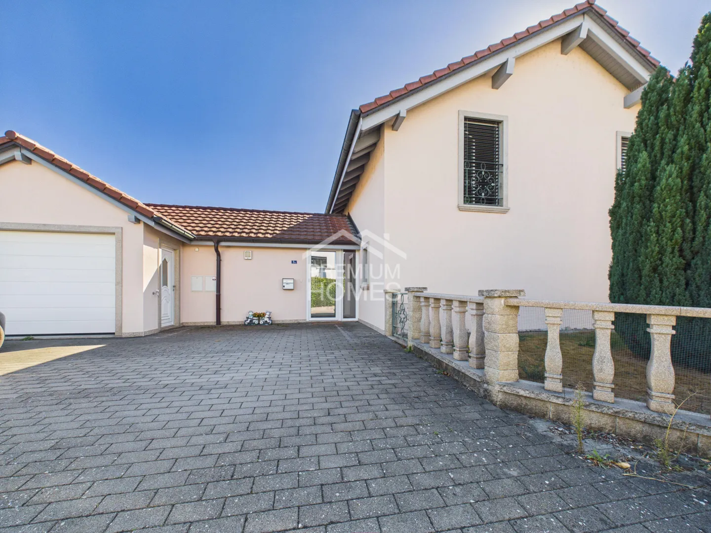Family Villa with Garden - Photo 2 of 13