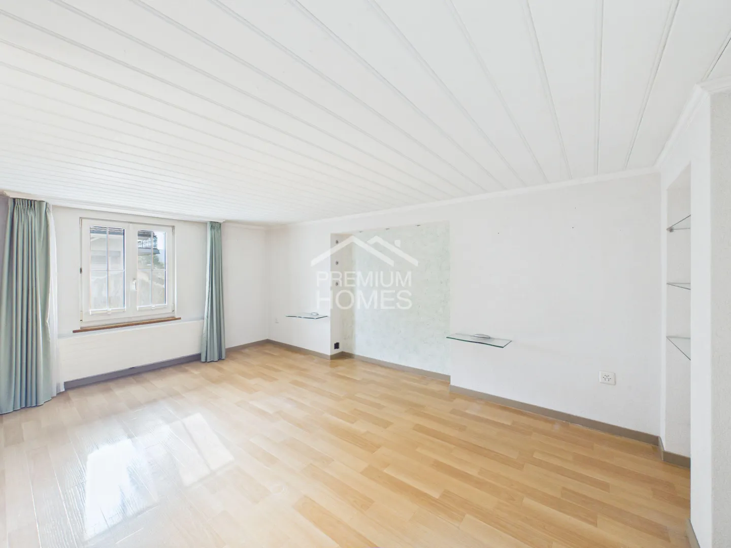 Former farmhouse with special flair and retail space - Photo 6 of 10
