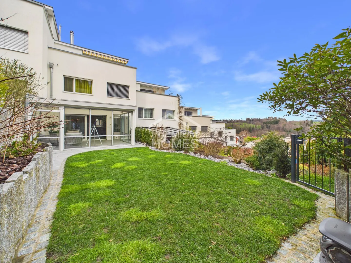 Moderne Familienhaus mit Alpenblick - Foto 1 von 13