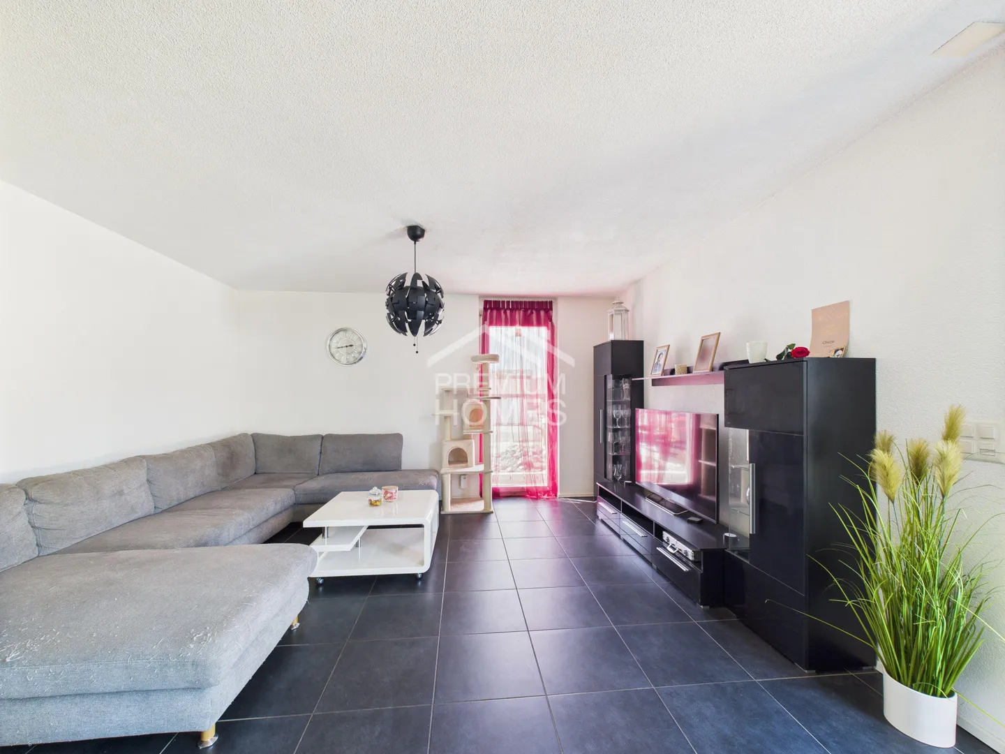 Stilvolles Einfamilienhaus mit Garten - Foto 2 von 8